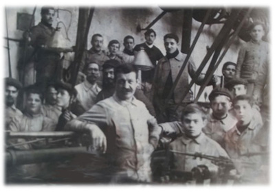 Famille et équipe devant les ateliers en 1911