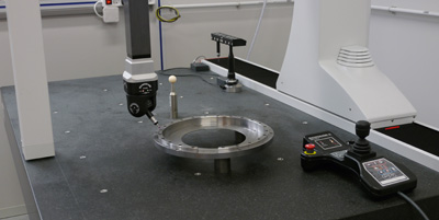 Mesure d’une pièce usinée au micromètre